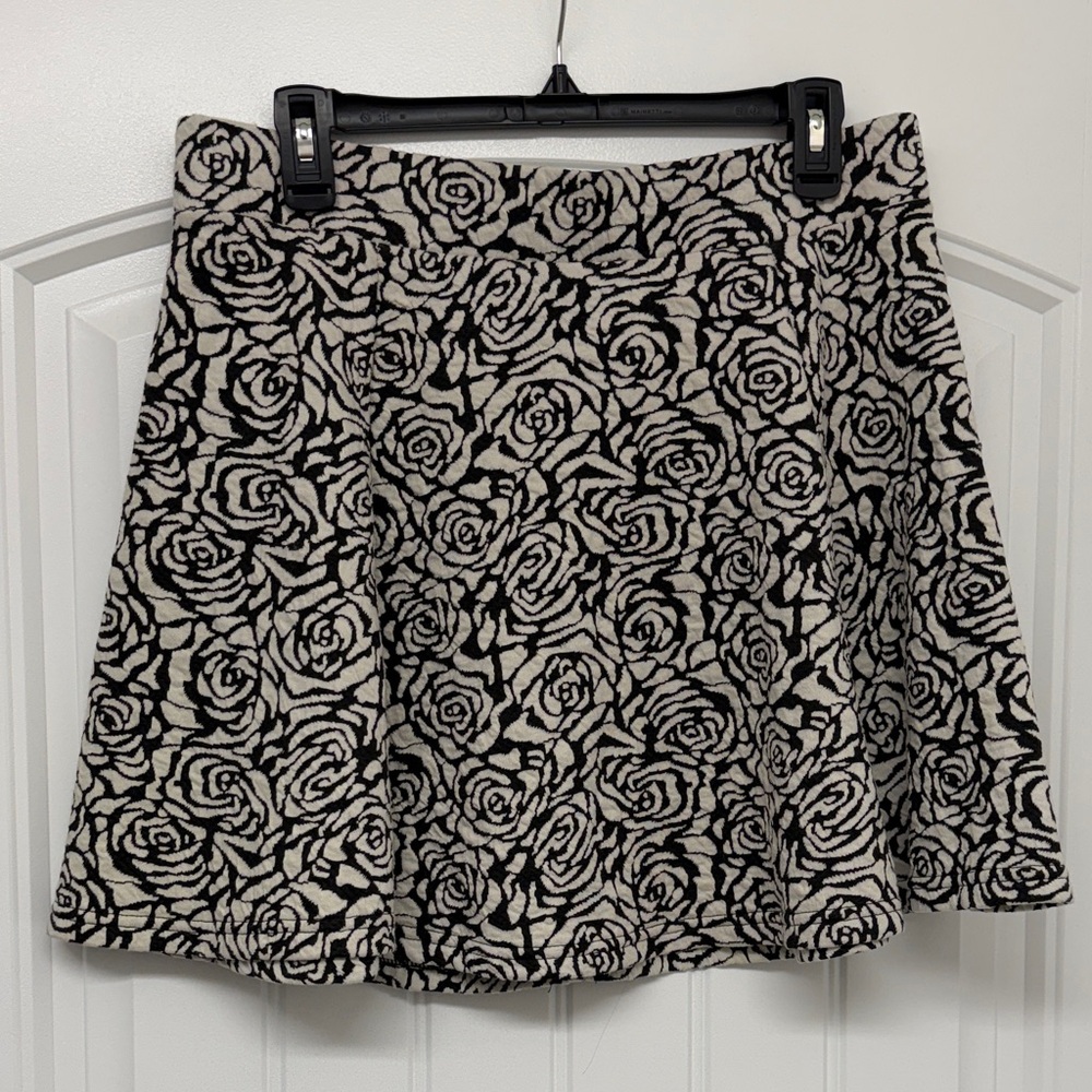DIVIDED by H&M Black & Cream Floral A-Line Skirt Size M